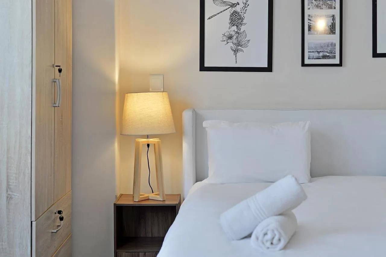 The Bijoux 2-5 - No Load Shedding Apartment Cape Town